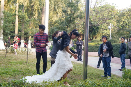 A young girl in the photo shoot, outdoor Shenzhen, Chinaのeditorial素材