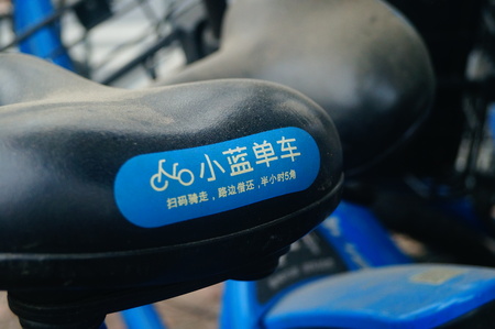 Shenzhen, China: Street parked Xiao lan shared bikeのeditorial素材