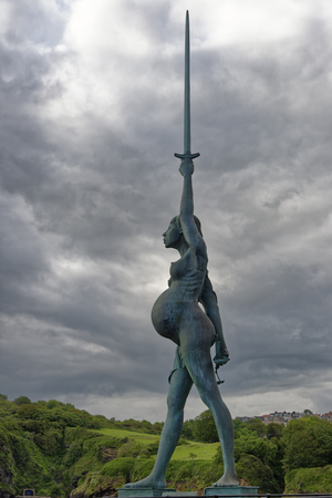 Statue of Verity stands over the entrance to Ilfracombe Harbour, Devon, UKのeditorial素材