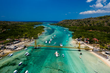 Aerial view of a bridge connecting two tropical islands over a narrow ocean channel (Nusa Lembongan and Nusa Ceningan, Indonesia)のeditorial素材