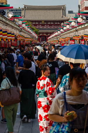 TOKYO, JAPAN - JULY 18 2023: Crowds of tourists and locals pack Nakamise Dori Street leading towards the Senso-ji temple in Asakusa, Tokyoのeditorial素材