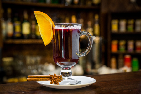 mulled wine with wine in the glass on the barの写真素材