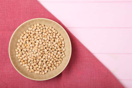 raw chickpeas on the table.の写真素材
