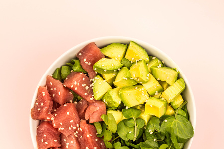 Hawaiian Style Tuna And Avocado Sashimi Poke Food Bowl Against A Light Pink Backgroundの写真素材