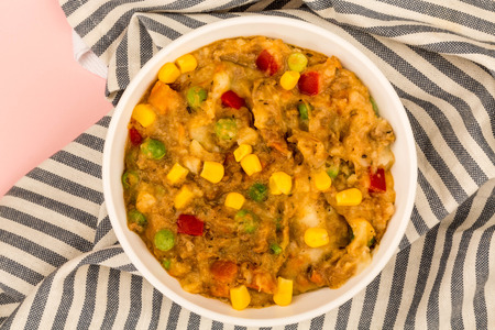 Traditional Shepherd's Pie And Vegetables Served In A Bowl With Sweet Corn And Red Peppersの写真素材