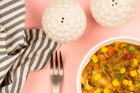 Traditional Shepherd's Pie And Vegetables Served In A Bowl With Sweet Corn And Red Peppersの写真素材