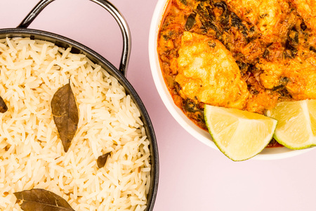  Indian Style Chicken Saag Masala Curry Against A Pink Background With Lime Wedges And Basmati Riceの写真素材