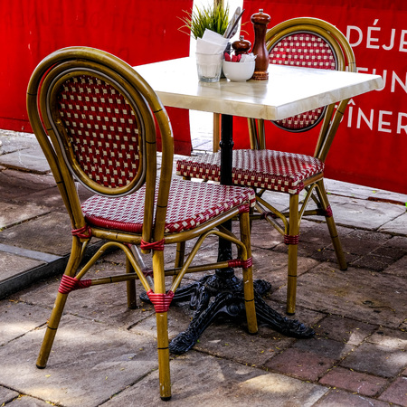 Empty Table for Two Outside a Cafe Rouge French Style Restaurantの写真素材