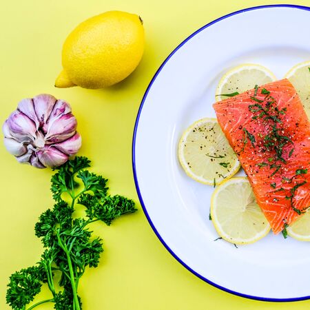 Fresh Organic Salmon Fillet On Lemon With Parsley Ready To Be Cookedの写真素材