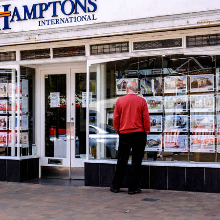 Uk Housing Market Is Set To SLowly Return As government Allows People To Sell Their Homes Againのeditorial素材