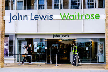 John Lewis Waitrose Department Store Entrance, People Wearing COVID-19 Face Coveringsのeditorial素材