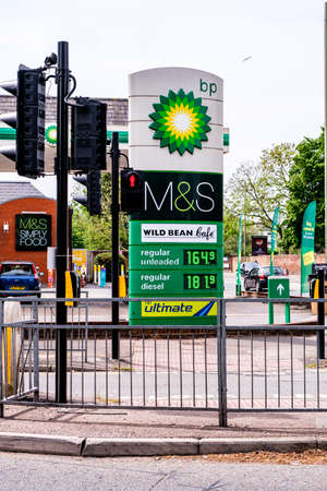 Epsom Surrey, London, May 09 2022, British Petroleum Or BP Petrol Filling Station Cost Of Fuelのeditorial素材