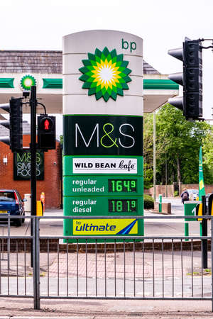Epsom Surrey, London, May 09 2022, British Petroleum Or BP Petrol Filling Station Cost Of Fuelのeditorial素材