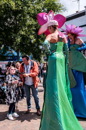 Epsom Surrey, London UK, June 01 2022, Crowds Of Happy People Celebrating Britsh Queen Elizabeths Platinum JubileeWith Girls Dressed As Flowers Walking On Stiltsのeditorial素材