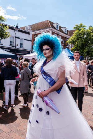 Epsom Surrey, London UK, June 01 2022, Crowds Of Happy People Celebrating Britsh Queen Elizabeths Platinum Jubilee With Drag Queen Walking Pastのeditorial素材