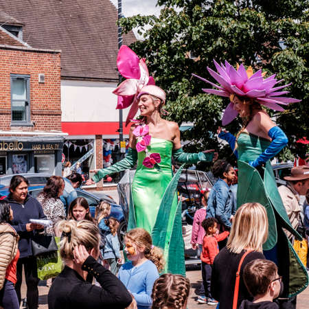 Epsom Surrey, London UK, June 01 2022, Crowds Of Happy People Celebrating Britsh Queen Elizabeths Platinum JubileeWith Girls Dressed As Flowers Walking On Stiltsのeditorial素材