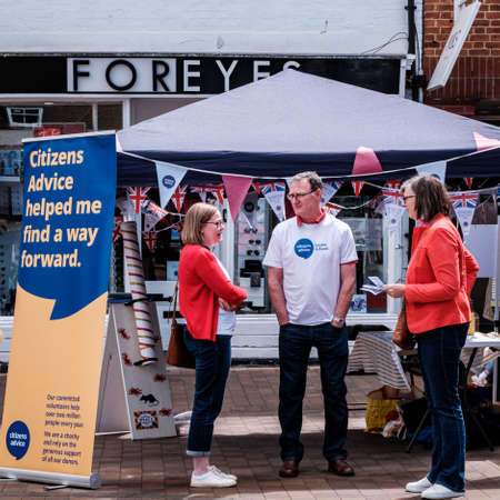 Epsom Surrey, London UK, June 01 2022, Crowds Of Happy People Celebrating Britsh Queen Elizabeths Platinum Jubilee Citizens Advice Stallのeditorial素材