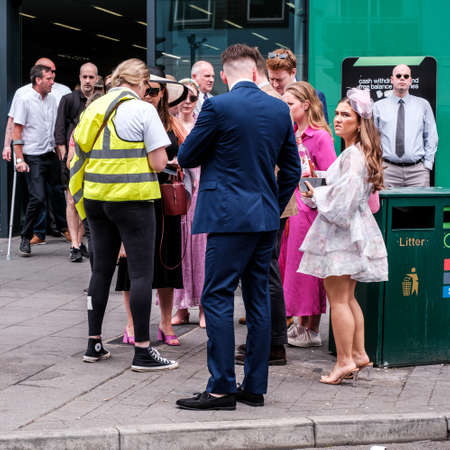 Epson Surrey, London UK, June 03 2022, Crowds Of Fashionable Dressed Racegoers Outside Epsom Railway Station For The Epsom Classic Derby Horse Raceのeditorial素材