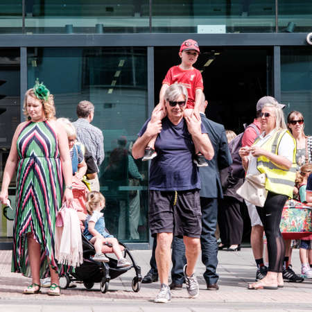 Epson Surrey, London UK, June 03 2022, Crowds Of Fashionable Dressed Racegoers Outside Epsom Railway Station For The Epsom Classic Derby Horse Raceのeditorial素材