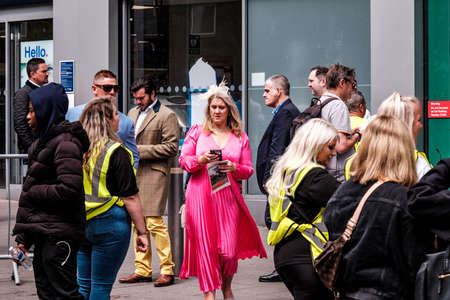 Epson Surrey, London UK, June 03 2022, Crowds Of Fashionable Dressed Racegoers Outside Epsom Railway Station For The Epsom Classic Derby Horse Raceのeditorial素材