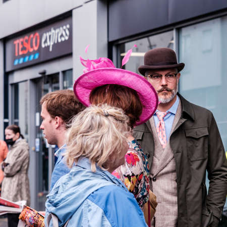 Epsom Surrey, London UK, June 04 2022, Man Wearing Bowler Hat and Woman with Pink Hatのeditorial素材