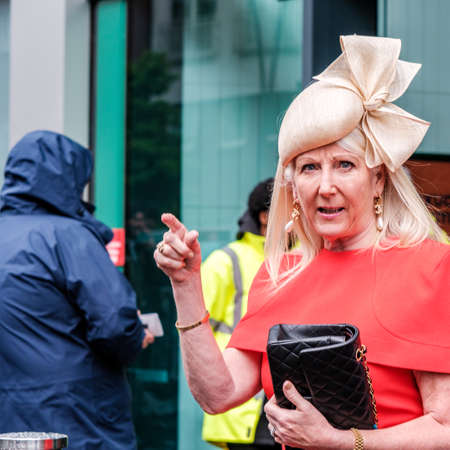 Epsom Surrey, London UK, June 04 2022, Attracitve Older Lady Wearing A Pink Dress And Fashionable Headwearのeditorial素材
