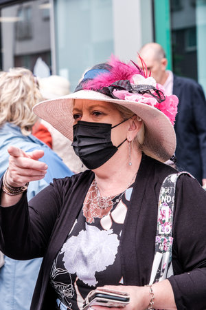 Epsom Surrey, London UK, June 04 2022, Woman Wearing  Pink Hat And Protective Face Mask Or Covering Cazoo Derby Festivalのeditorial素材