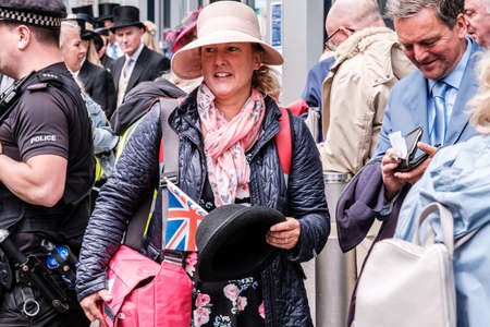 Epsom Surrey, London UK, June 04 2022, Woman Carrying A Black Bowler Hat And Union Jack Britsh Flag To Epsom Derbyのeditorial素材