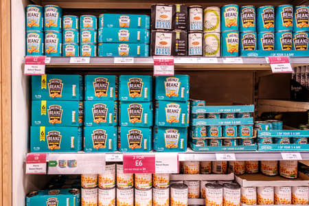 Epsom Surrey, London UK, June 10 2022, Supermarket Shelf Tins Of Heinz Baked Beansのeditorial素材