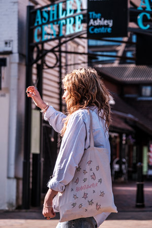Epsom Surrey, London, June 11 2022, Young Woman With Shoulder Bag Shielding Her Eyes From Bright Early Morning Sunのeditorial素材