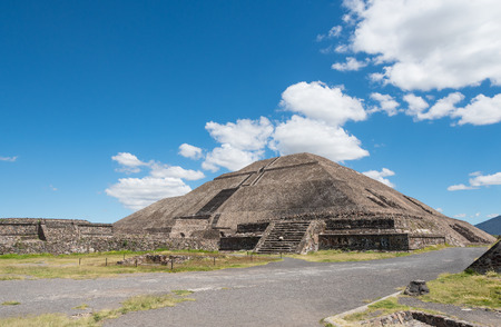 The Pyramid of the Sun is the largest pyramid in Teotihuacan and one of the largest in Mesoamerica. It's located on the Avenue of the Dead, in between the Pyramid of the Moon and the Ciudadela.のeditorial素材