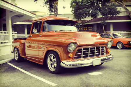 HUA HIN - NOVEMBER 29: 1950th red Chevrolet on parking, Hua Hin Retro Cars Festivale 2014, on November, 29, 2014. Hia HIn, Thailandのeditorial素材