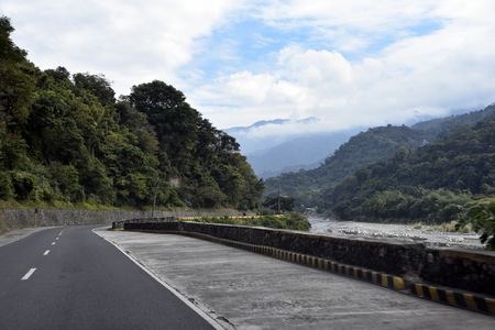 MANILA, PHILIPPINES, DECEMBER 12, 2017, ROAD FROM MANILA TO BAGUIO CITY VIEW WITH CARのeditorial素材