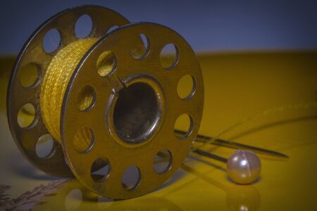 Close-up bobbin winder for a sewing machine, thread metal reel
