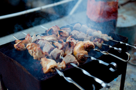 Background of crispy grilled meat and onion kebabs risknut  stil zhizni
