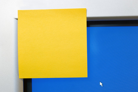 Blank Sticky Note Evenly Stuck On Computer Monitorの写真素材