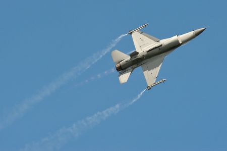 Farnborough International Airshow, UK - July 19, 2010: Aerobatic maneuver by a USAF F-16 Fighting Falcon.のeditorial素材