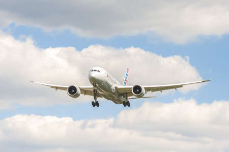 American Airlines Boeing 787 Dreamliner on landing approach to London, Heathrow Airport, UK on May 12, 2019のeditorial素材