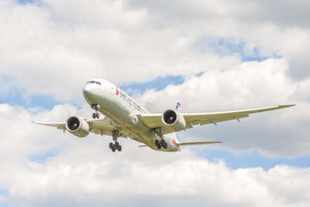 American Airlines Boeing 787 Dreamliner on landing approach to London, Heathrow Airport, UK on May 12, 2019のeditorial素材