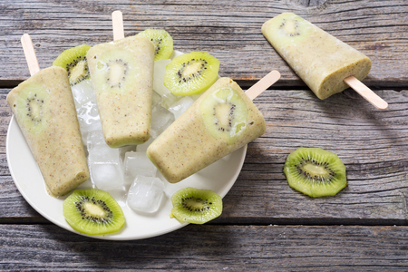 Homemade kiwi popsicle withe iceの写真素材