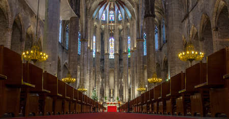 Barcelona, Spain - Dec 29th 2019: Central nave of Gothic Basilica of Santa Maria del Mar, Barcelona, Spain. indoorのeditorial素材