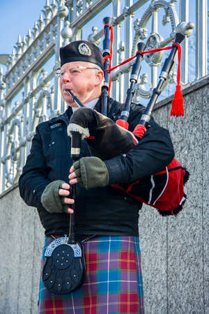 Edinburgh, Scotland - March 4, 2010: Scottish piper playing music with bagpipe, Edinburgh, Scotlandのeditorial素材