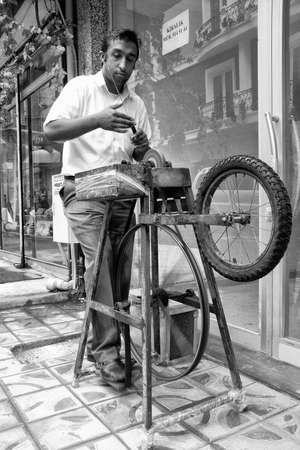 ISTANBUL - SEPT 9: Unidentified street knife grinder at old quartier, Istanbul, Turkey on Sept 9, 2009のeditorial素材