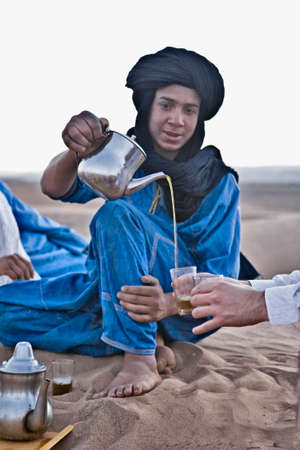 ZAGORA, MOROCCO - JUNE 14: Unidentified drinking natives preparing tea over sand on June 14, 2010, Zagora, Moroccoのeditorial素材