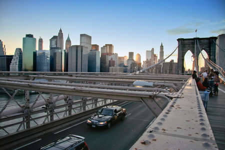 NEW YORK - JUN 25: Local people, tourists and cars on Brooklyn bridge, June 25, 2008 in New Yorkのeditorial素材