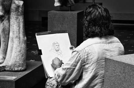 NEW YORK CITY - JUN 26: Artist drawing at Metropolitan Museum of Art, one of the biggest museums in the world June 26, 2008 in New York, NY.のeditorial素材
