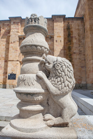 Lion and Column, symbol of Avila, nest to Church of San Pedro, romanesque church, Castile and Leon, Spainの写真素材