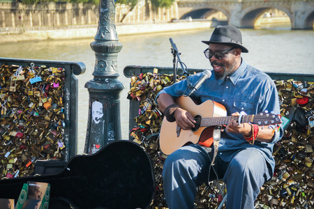 Paris France October 21 2013 : Unidentified musician plays guitar and singing on the Love Locks bridgeのeditorial素材