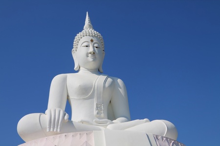white buddha statue with blue sky.の写真素材