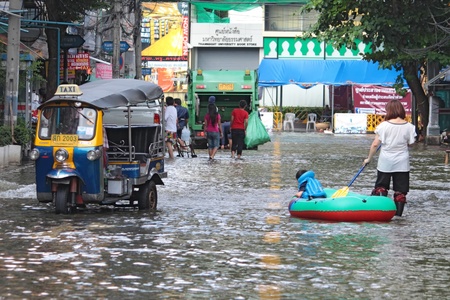 BANGKOK - october 29: Boat on the street with the largest flood  in 50 years in the capital on october 29, 2011 in Bangkok, Thailand.のeditorial素材